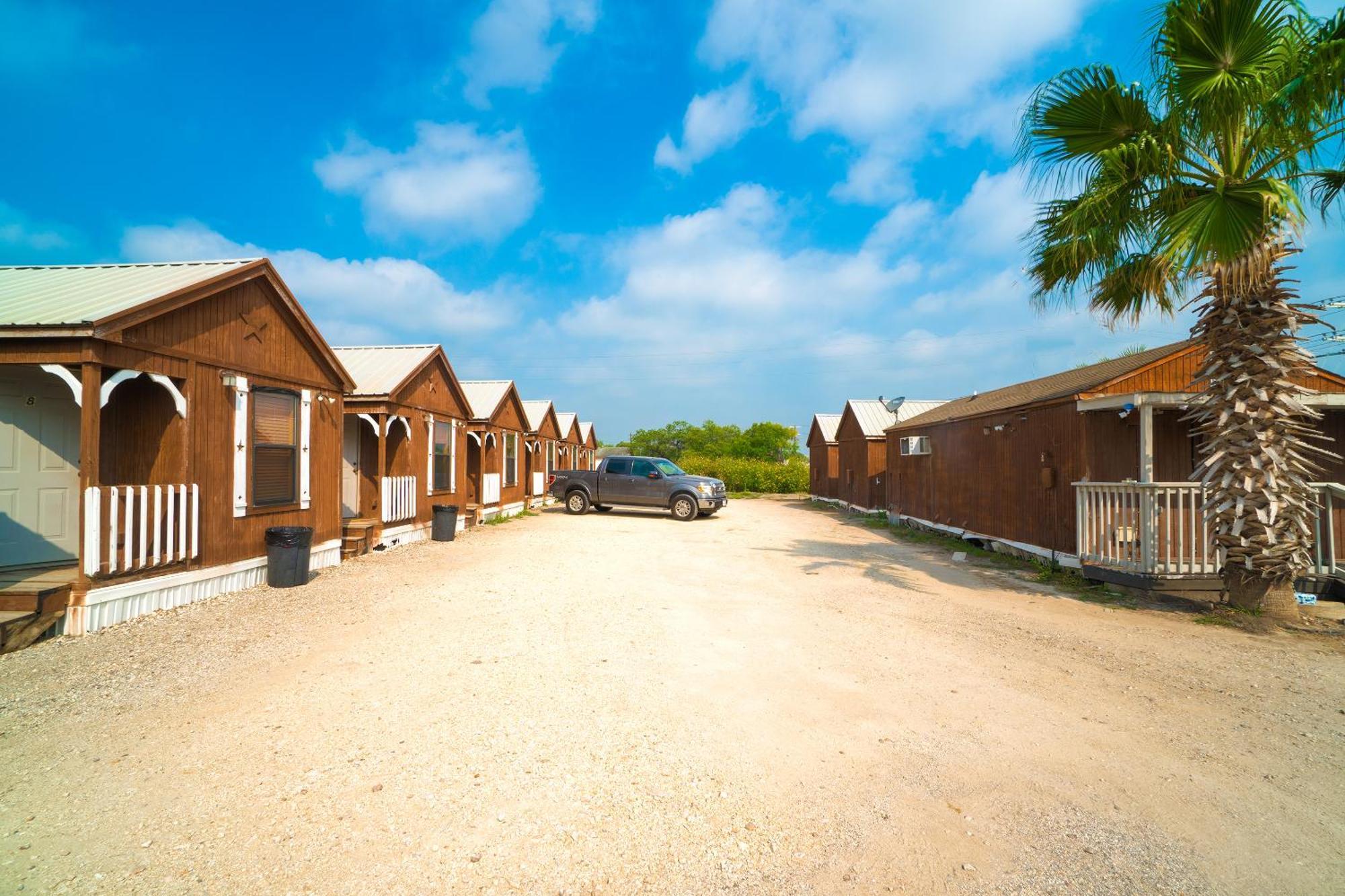 Grand Eagle Ford Lodge & Rv Park Tilden エクステリア 写真