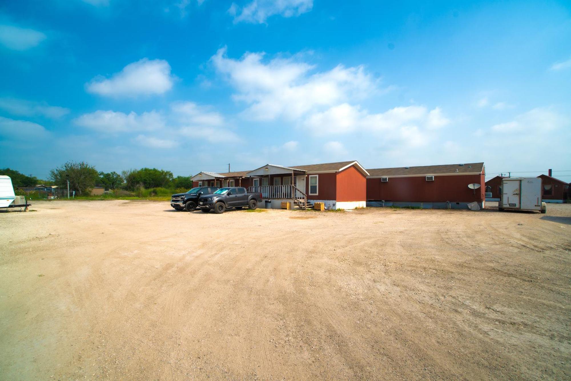 Grand Eagle Ford Lodge & Rv Park Tilden エクステリア 写真