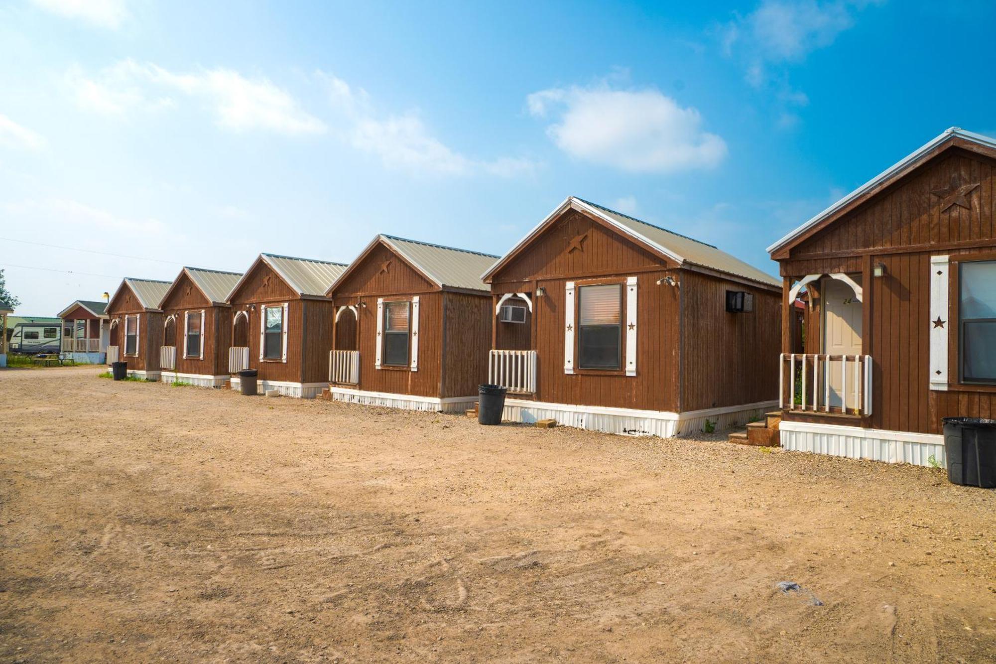Grand Eagle Ford Lodge & Rv Park Tilden エクステリア 写真