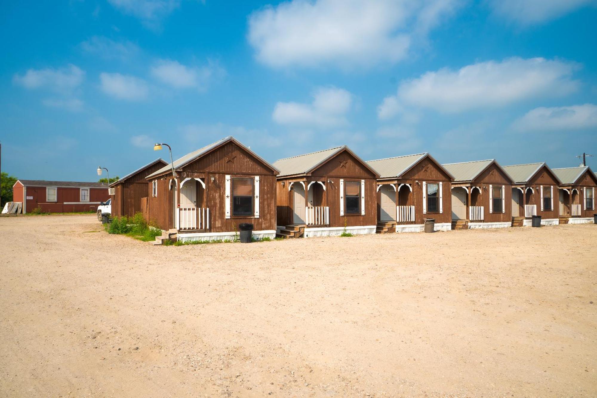 Grand Eagle Ford Lodge & Rv Park Tilden エクステリア 写真