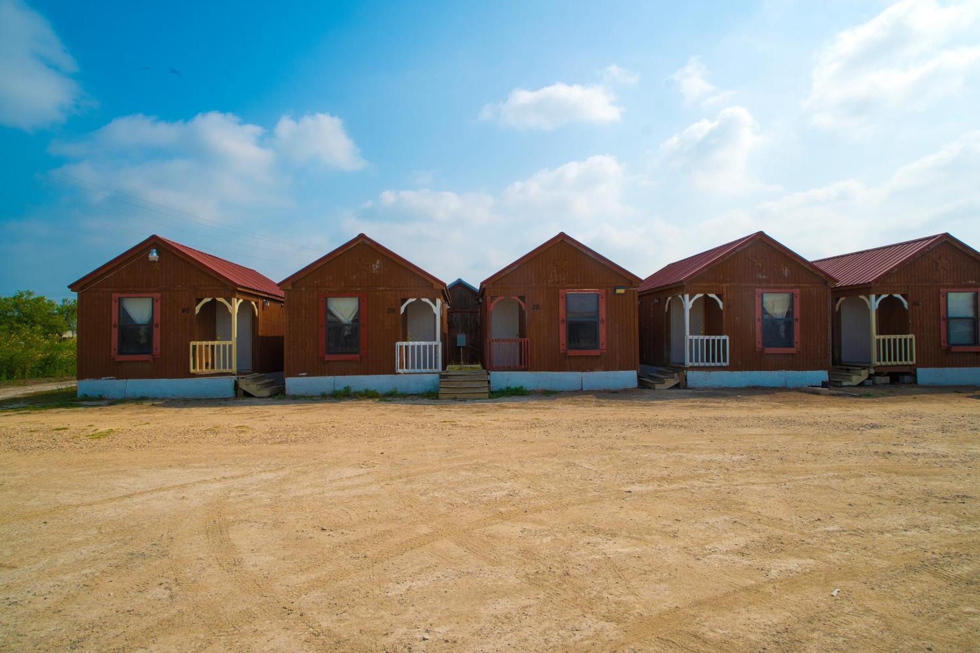 Grand Eagle Ford Lodge & Rv Park Tilden エクステリア 写真