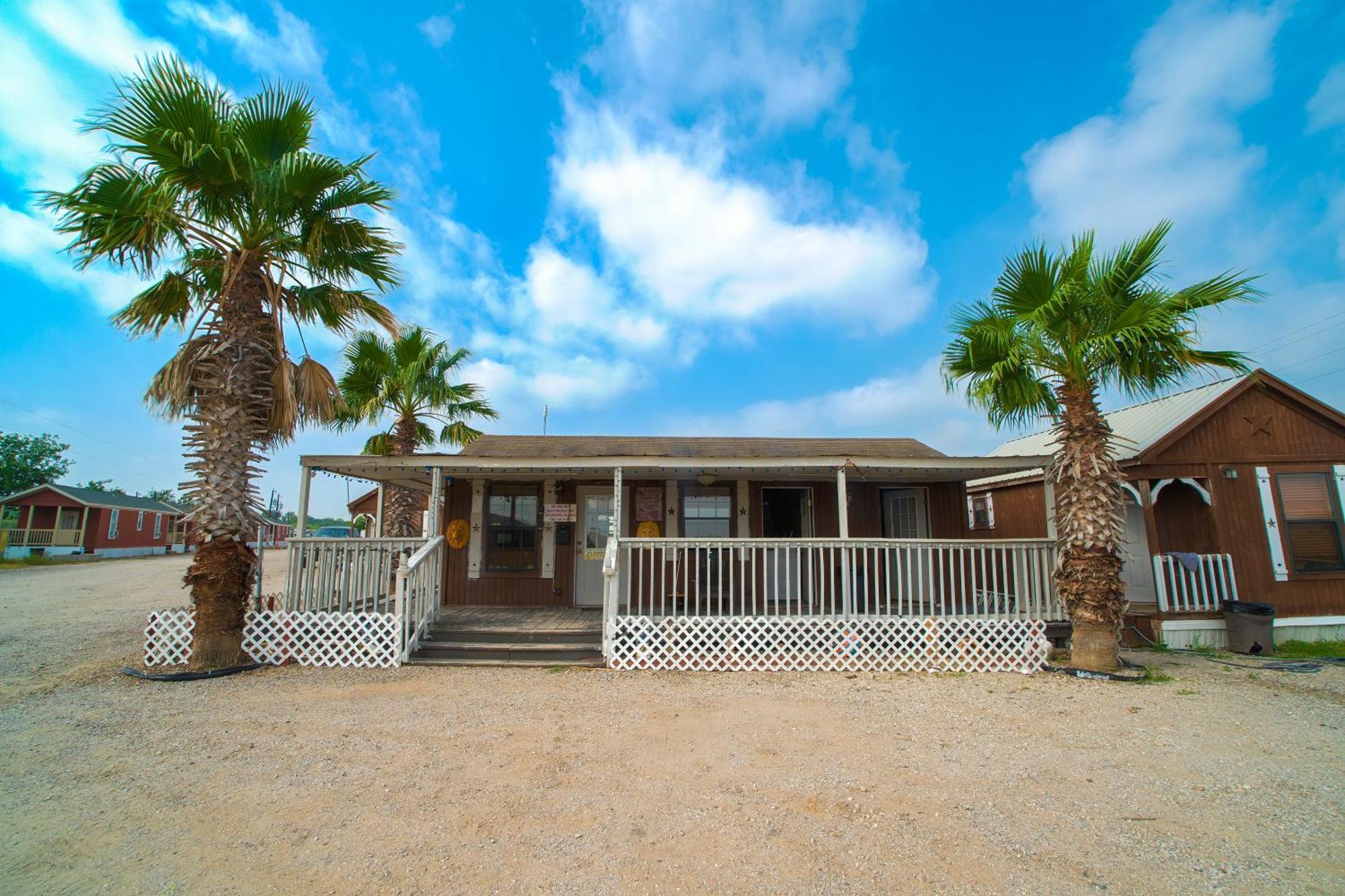 Grand Eagle Ford Lodge & Rv Park Tilden エクステリア 写真