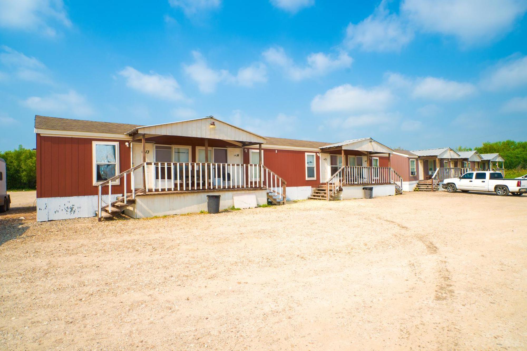 Grand Eagle Ford Lodge & Rv Park Tilden エクステリア 写真
