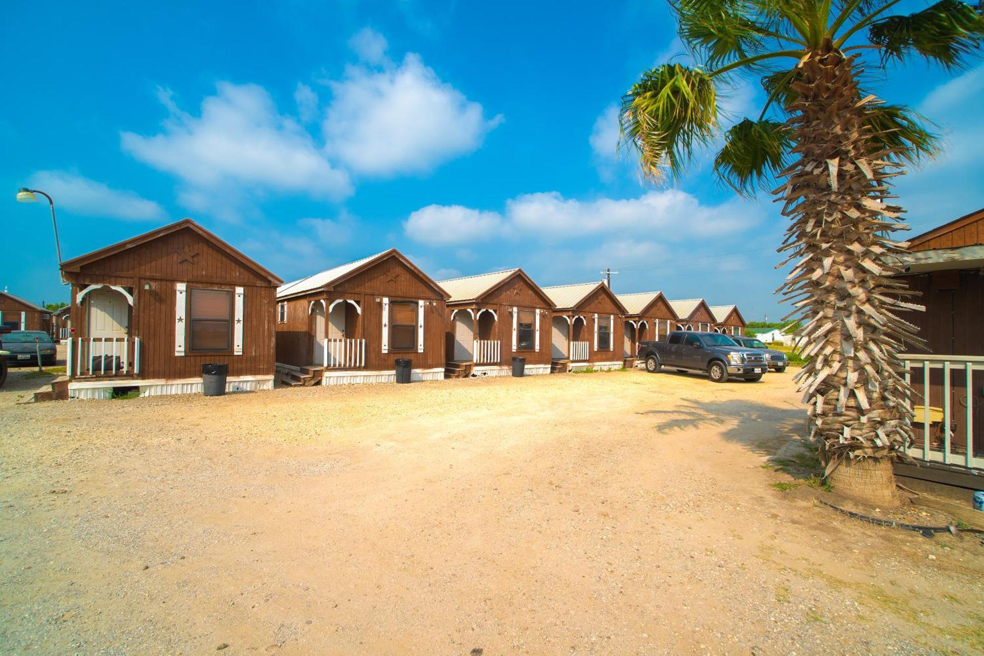 Grand Eagle Ford Lodge & Rv Park Tilden エクステリア 写真