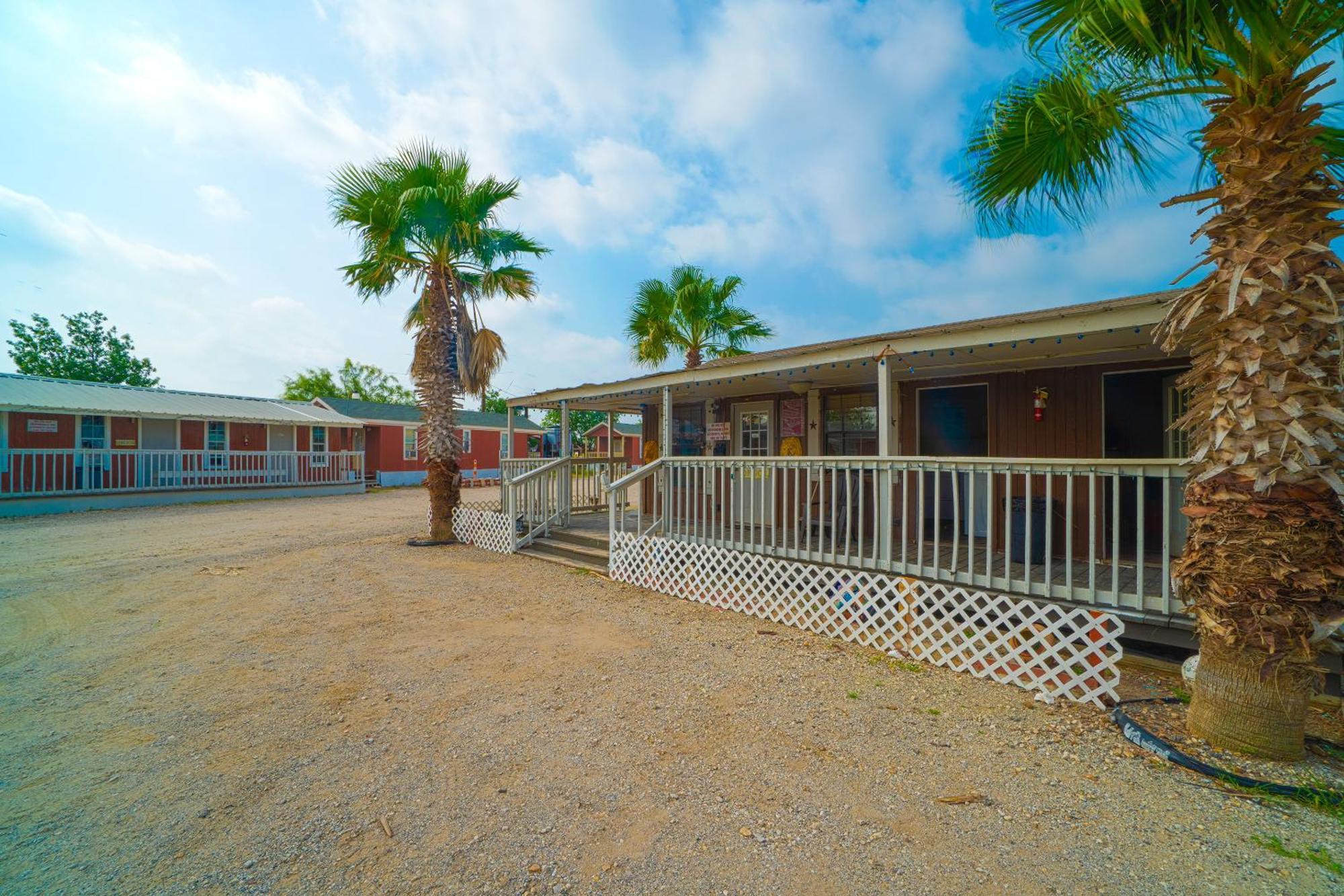 Grand Eagle Ford Lodge & Rv Park Tilden エクステリア 写真